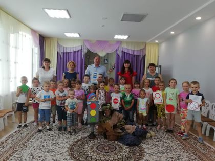29 июля гостях у воспитанников подготовительных групп побывал  инспектор ГИБДД Калинин Павел Александрович